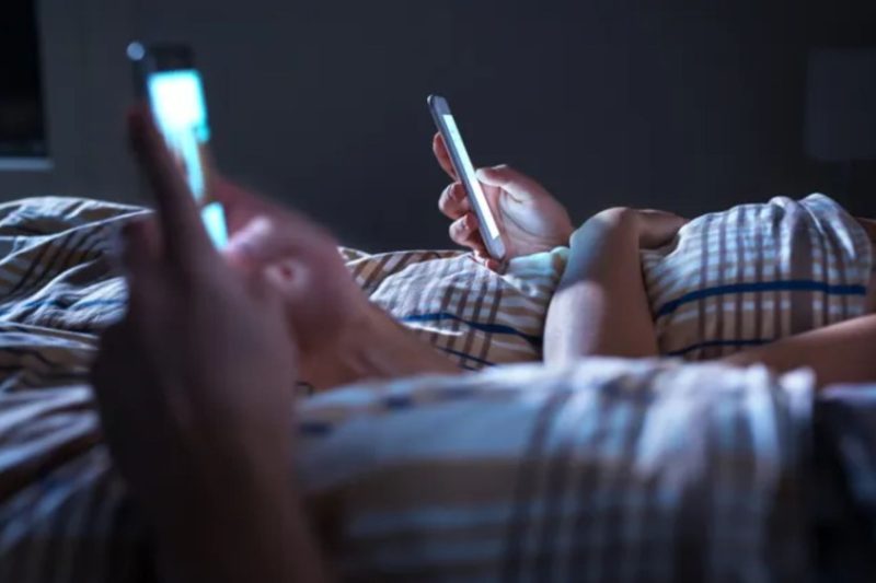 Có tới 1/3 sinh viên vẫn lướt mạng ngay cả khi đang… “ân ái”