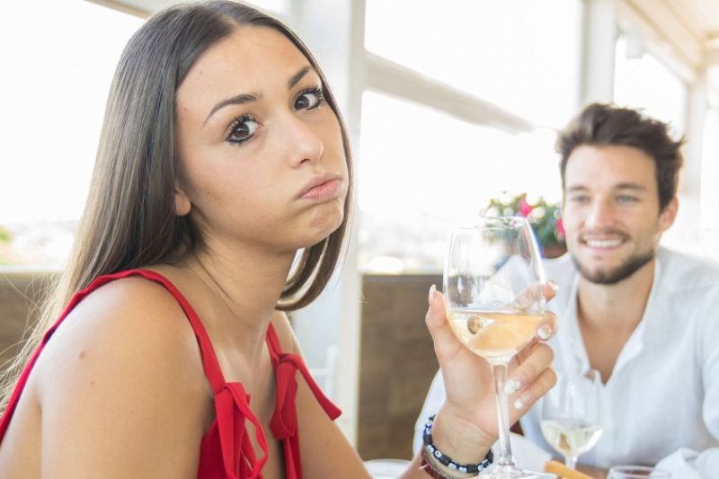 10 tín hiệu cho thấy bạn chỉ là “lốp dự phòng” trong cuộc chơi của cô ấy