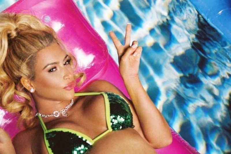 Bimbofication về cơ bản là việc biến bản thân thành phiên bản "tóc vàng hoe ngốc nghếch" hoặc búp bê Barbie. Đặc trưng của nó chủ yếu bao gồm vòng một đồ sộ, vòng eo nhỏ, quần áo khêu gợi, cùng lối trang điệm đậm và lố với tông màu hồng chiếm thế chủ đạo.